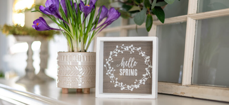 Hello,Spring,Sign,With,Purple,Flowers,On,The,Mantel